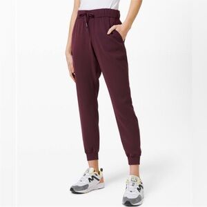 Lululemon On the Fly Jogger *Woven Cassis Size 6